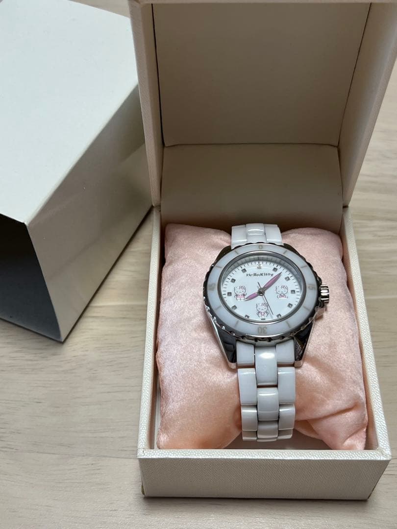 ハローキティ誕生35周年記念高級ホワイトセラミック宝飾ウォッチ全世界