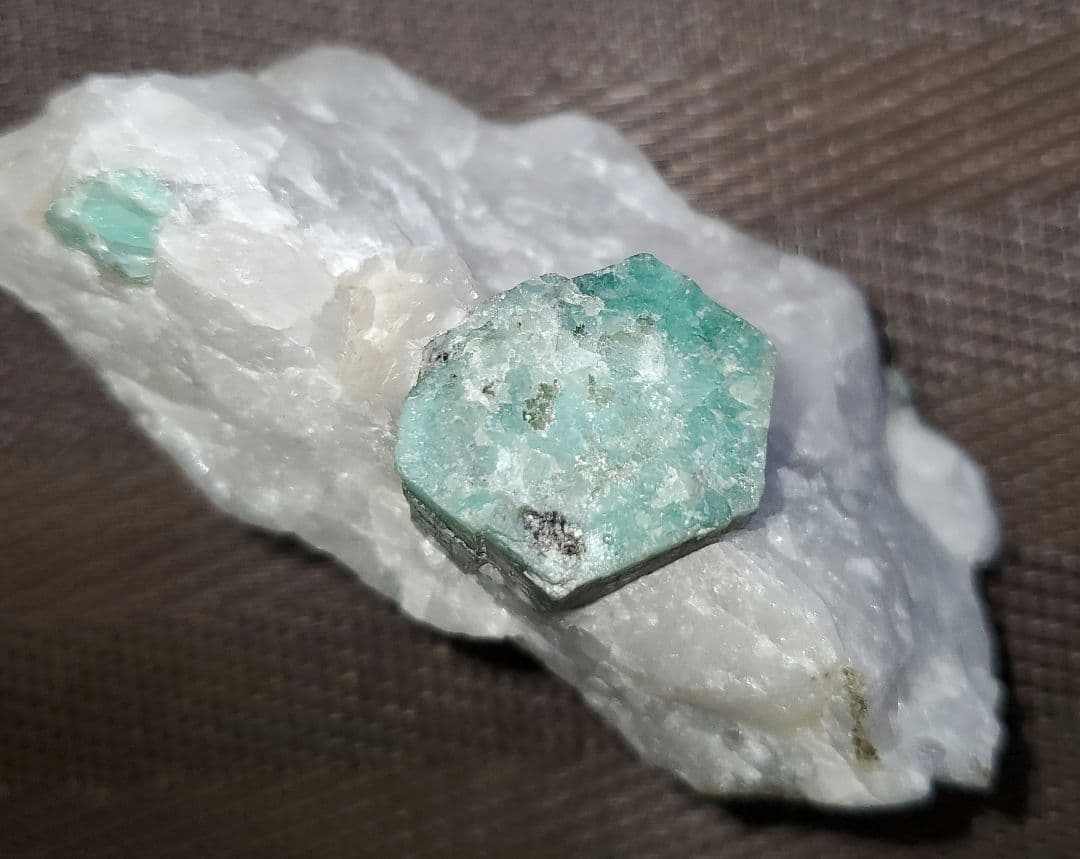 エメラルド 緑柱石 エクアドル産 鉱石 原石 宝石 貴重