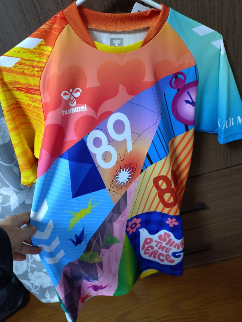 ヒュンメル ピースユニフォーム ヒュンメルが末広がりの平和を表すピースユニフォームを発表！ | 株式