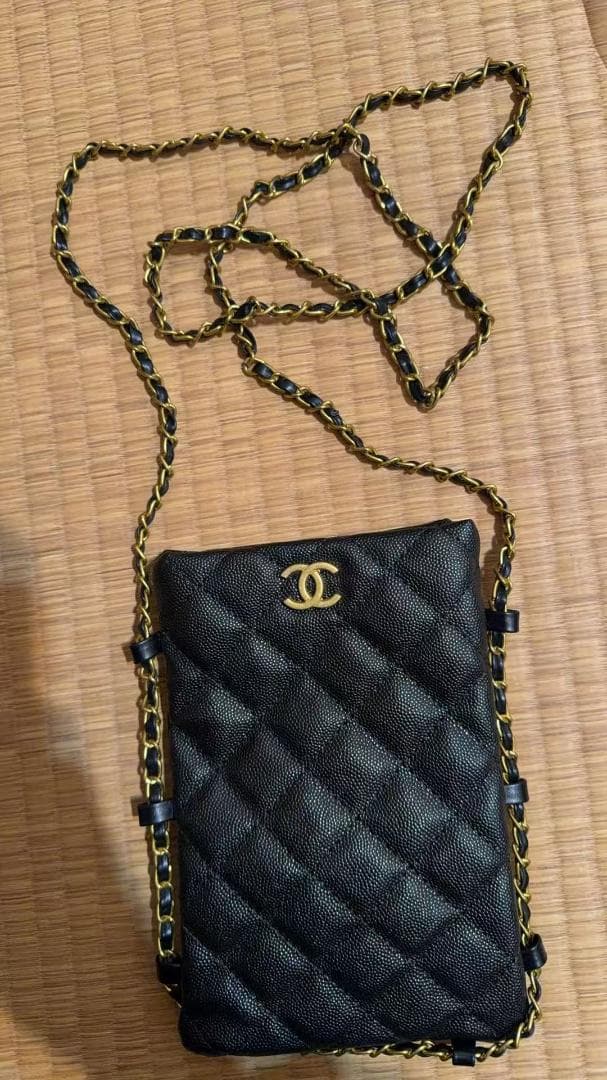 CHANELノベルティ キルティングスマホショルダー~~* - メルカリ