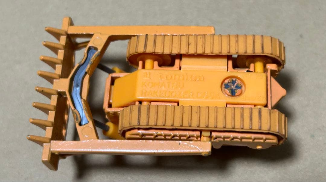 トミカ 黒箱70 小松 D65A レーキドーザ