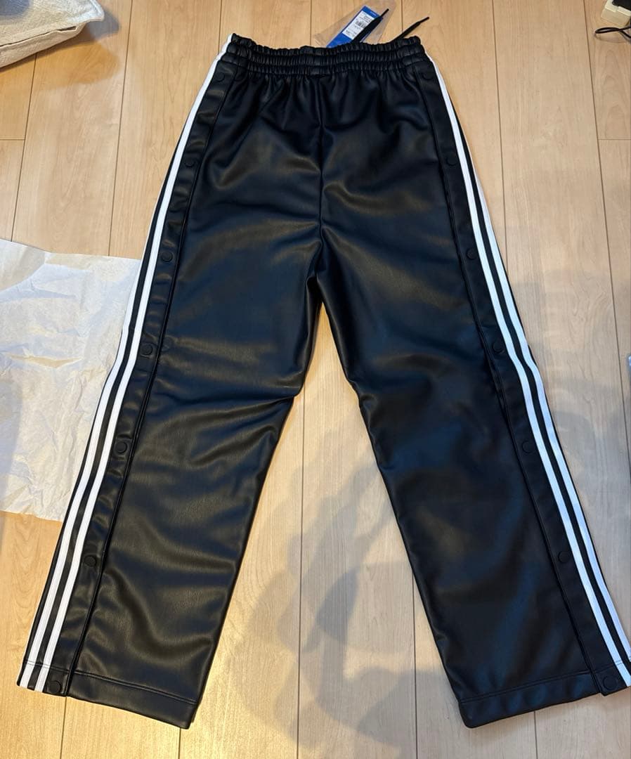 adidas × JEREMY SCOTT フェイクレザーワイドパンツS試着のみ - メルカリ