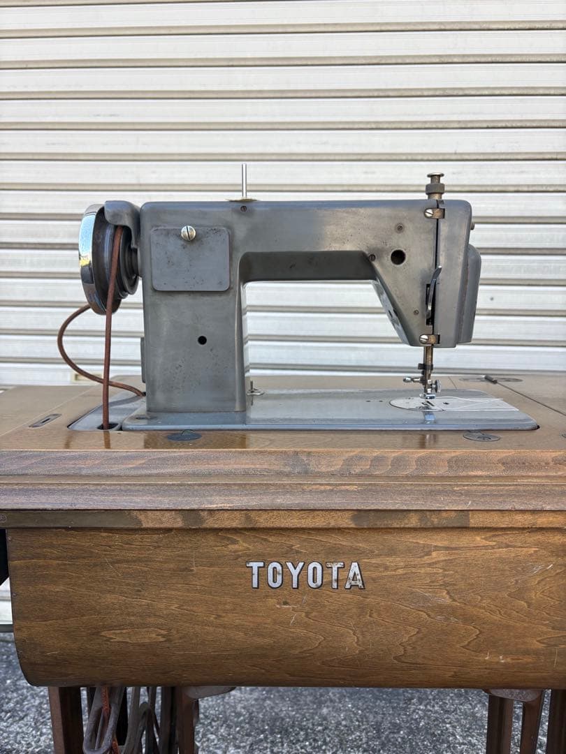 希少】TOYOTA足踏みミシンレトロ アンティークミシン台・値下げしま