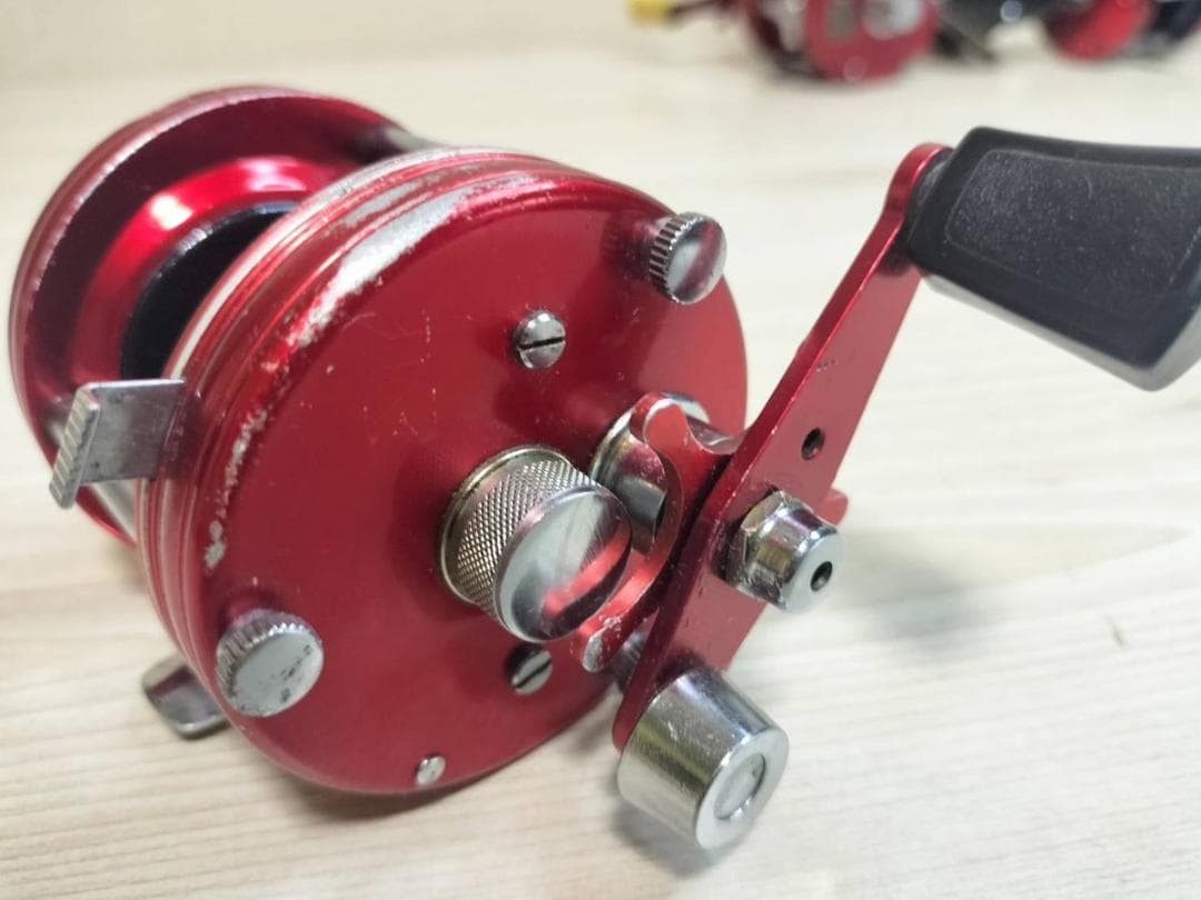 アブガルシア アンバサダー5000 ビンテージ リール abu レッド - メルカリ