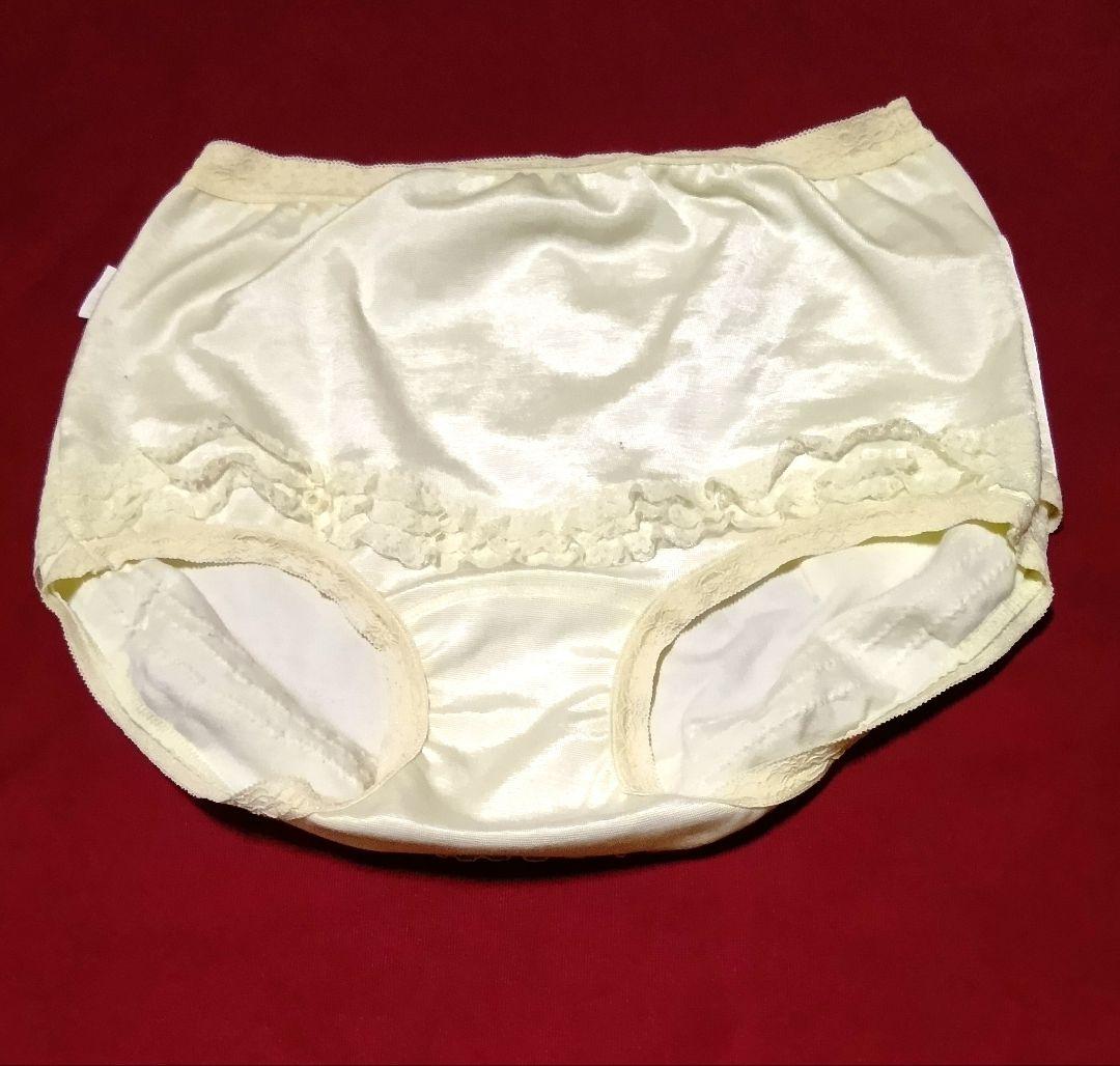 ellesse　クリーム色 Lサイズのフリル付き アンダースコート ドーリーフリルコート - Ank Rouge(アンクルージュ)のコート