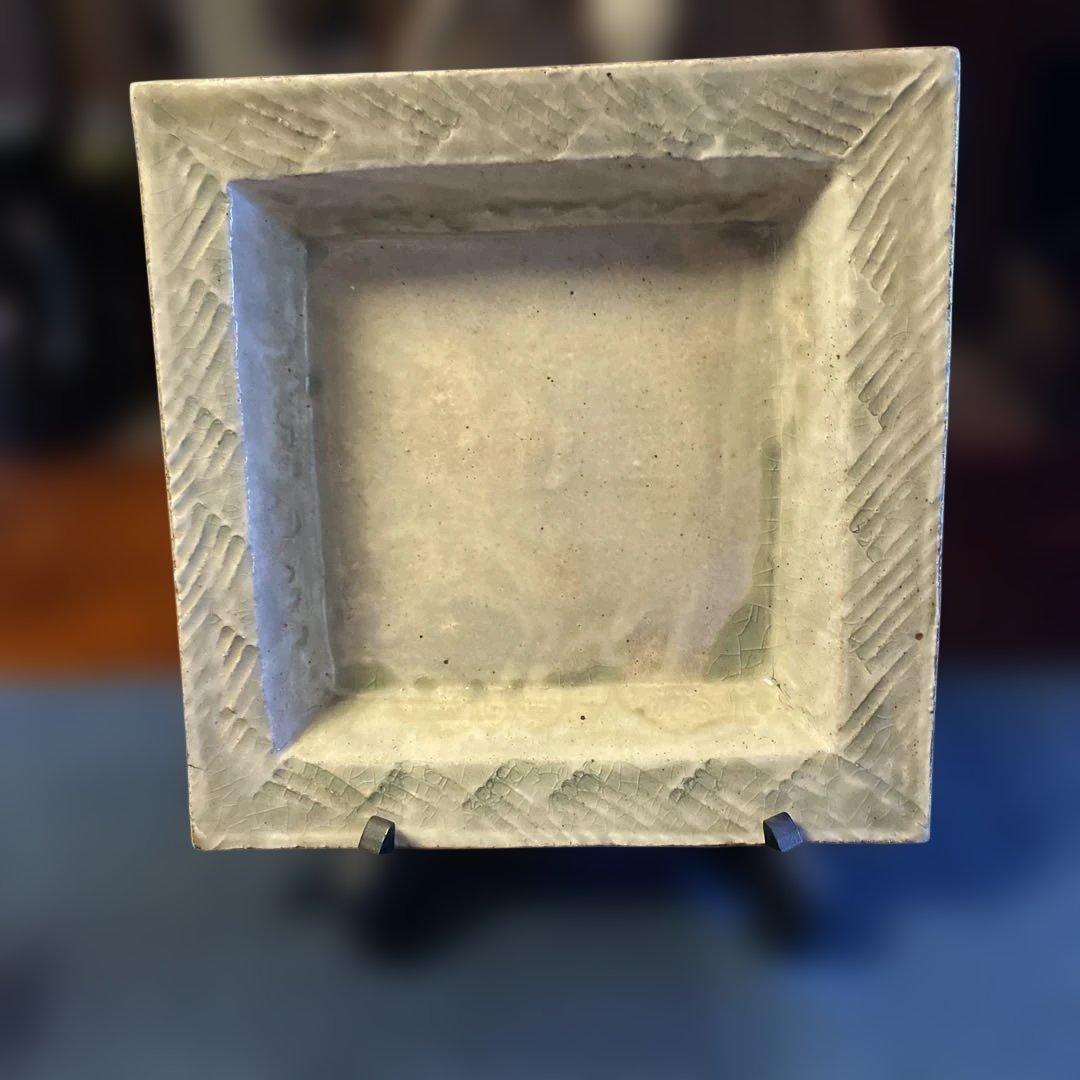 出西窯多々納弘光氏作成　グレーの陶器製四角皿 進化し続ける出西窯の未来 – とりのひと