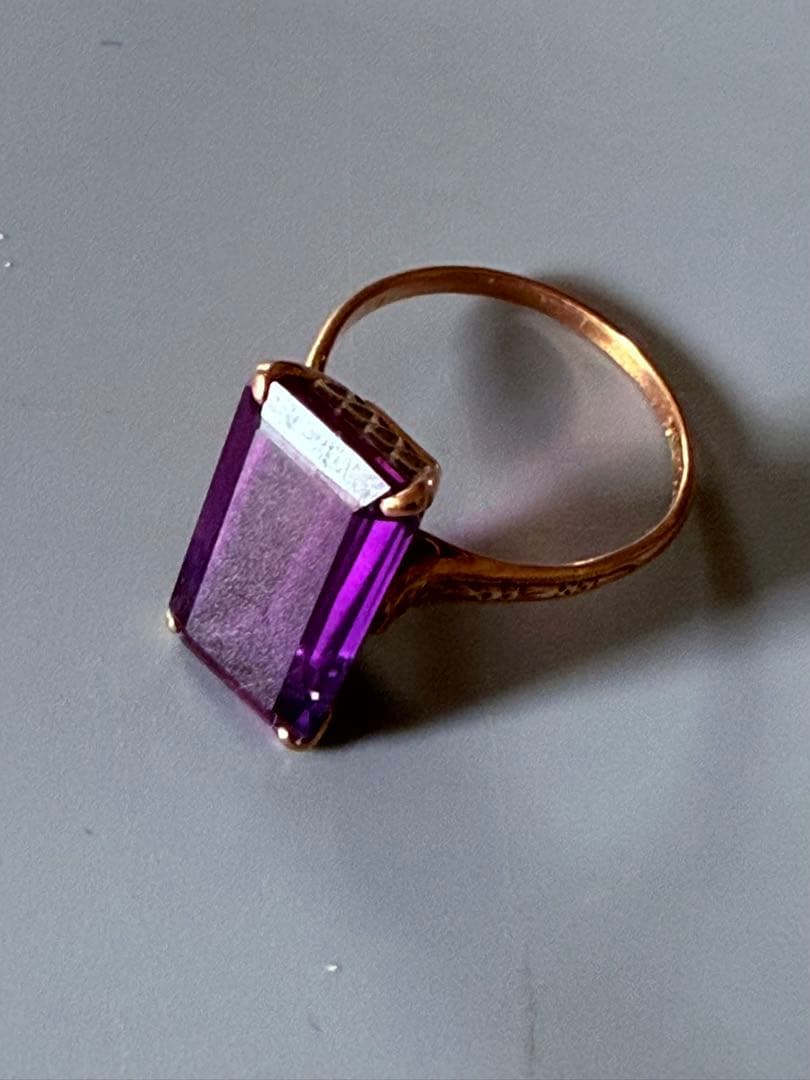 紫色のエメラルドカットリング 限定 ロンドンブルートパーズ × ダイヤモンド｜VORONOI エメラルド
