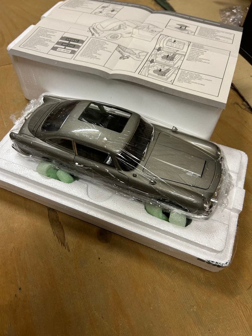 アストンマーチンDB5 1/18 ジェームズボンド　007