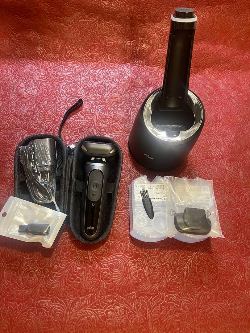 BRAUN 人気機種Series7現行型 新品未使用/CCR2個その他 電気シェーバー シリーズ7 洗浄機付きモデル【ヒゲトリマー/防水設計
