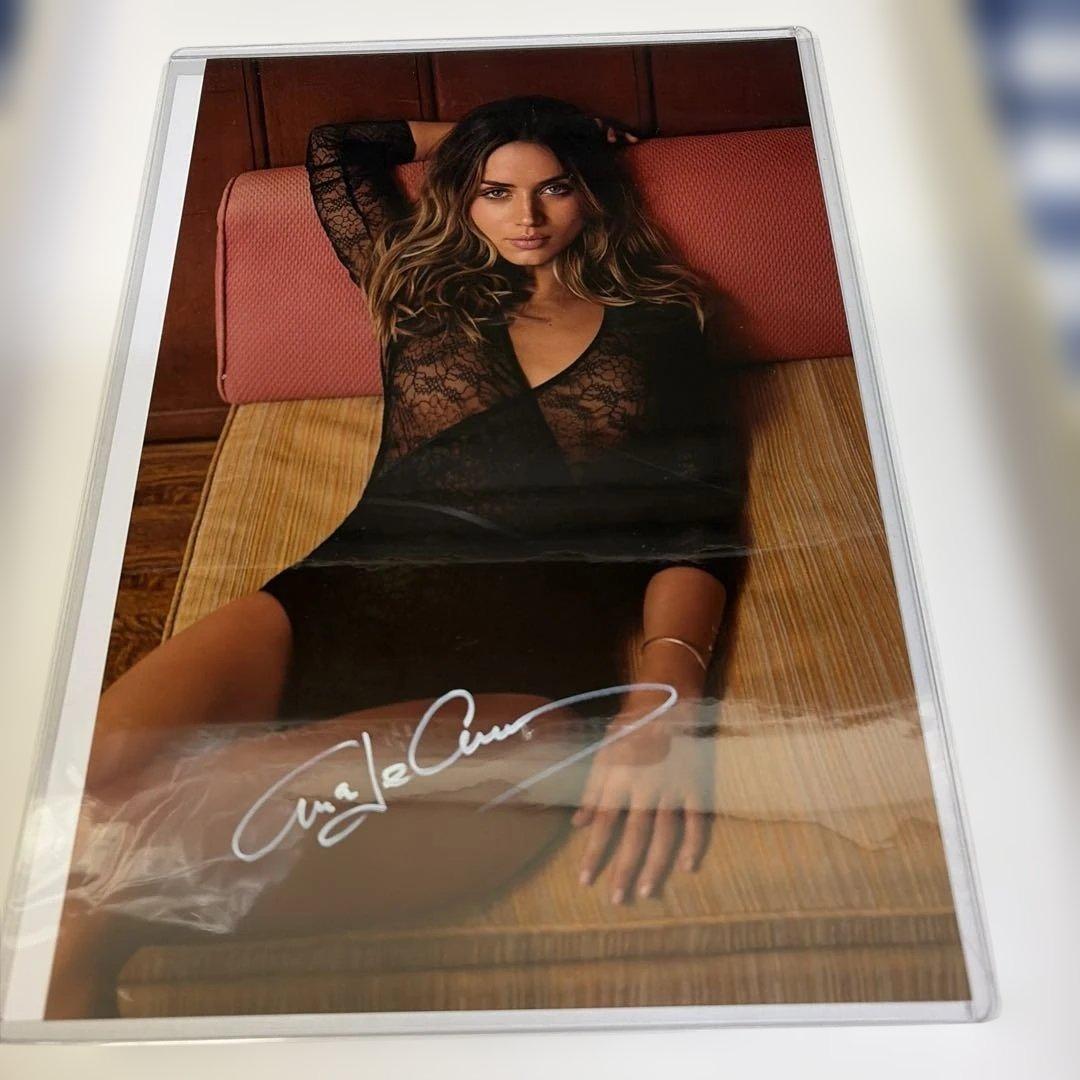 アナ・デ・アルマス 直筆サイン入りフォト - メルカリ