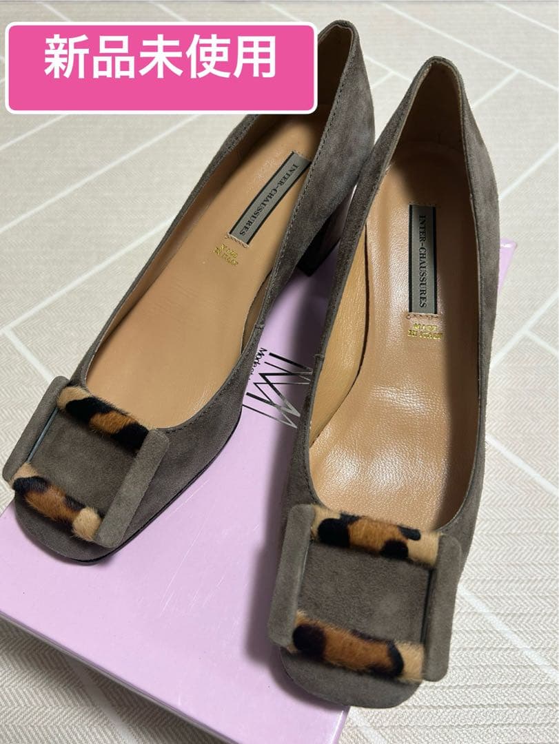 【新品未使用】上質スエード ビッグバックルパンプス 5.5cmヒール グレージュ 2024 新色 ヒールローファー グレージュ ストーム付き パンプス PUMPS
