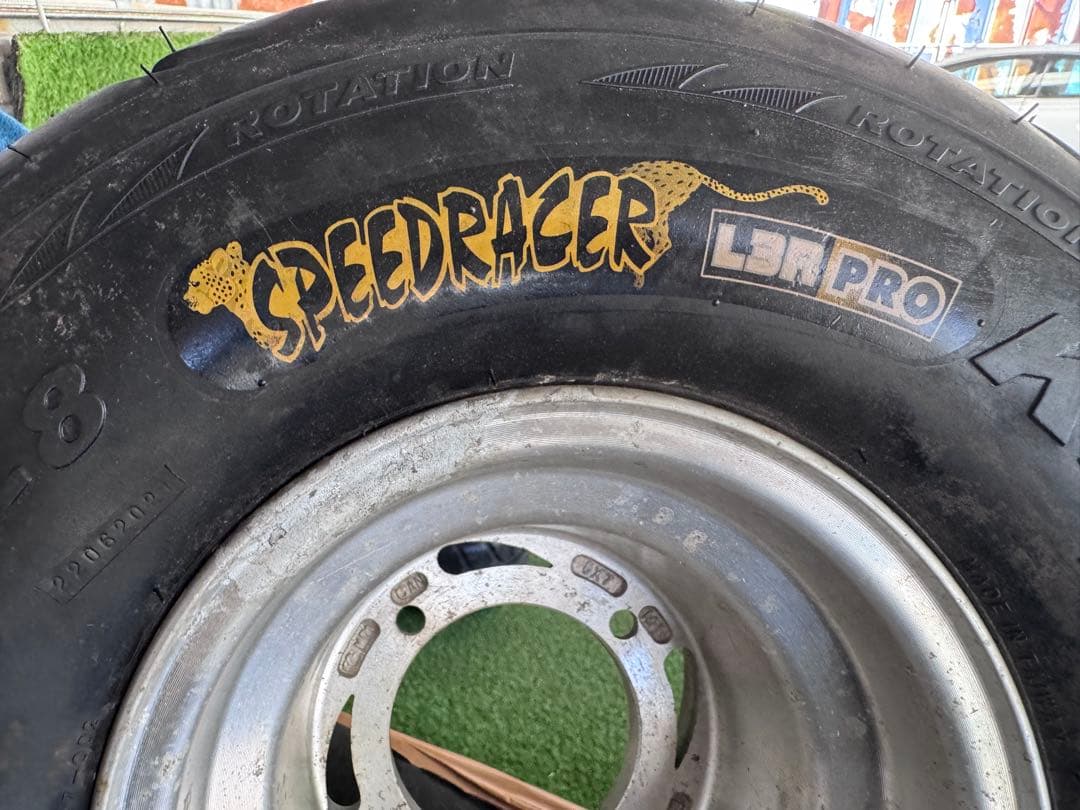 キ*K様 ケンダ SPEEDRACER 18x9.5-8 タイヤホイールセット