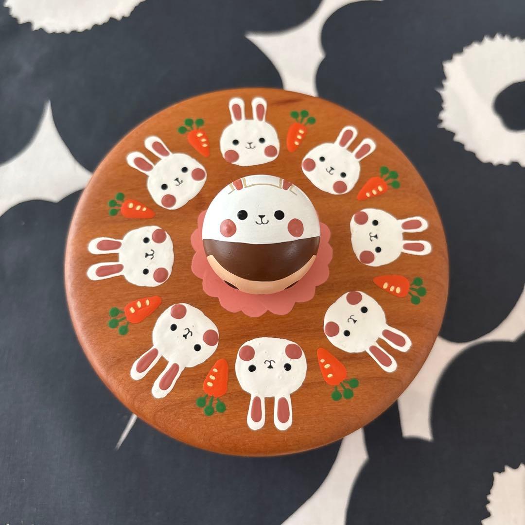 木絵雑貨 ウサギと女の子の木製小物入れ