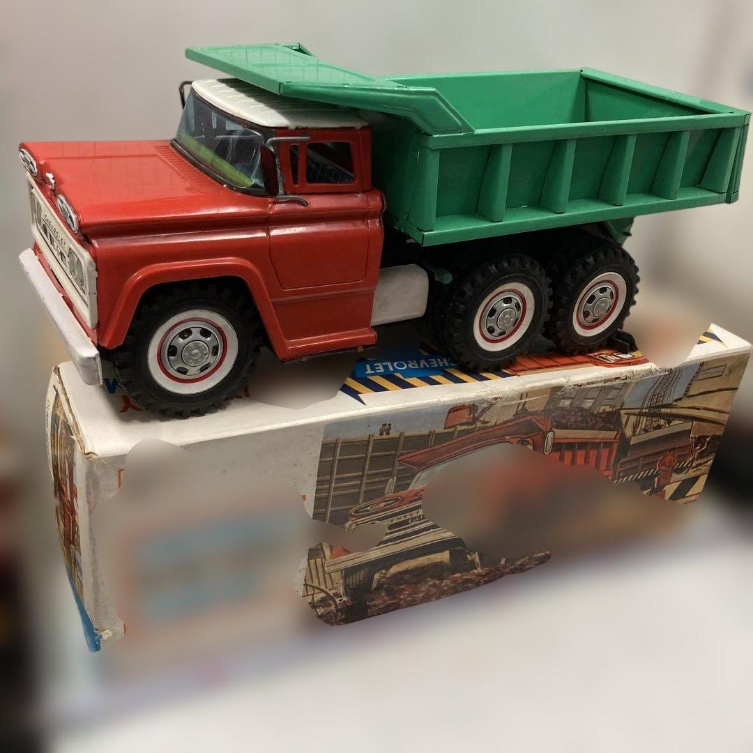 1960年代初めにシボレーヘビーダンプトラック、珍しい色のアサヒ玩具で精密に製作