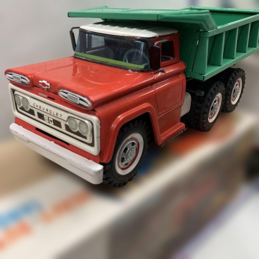 1960年代初めにシボレーヘビーダンプトラック、珍しい色のアサヒ玩具で精密に製作