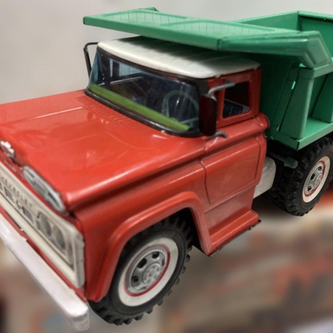 1960年代初めにシボレーヘビーダンプトラック、珍しい色のアサヒ玩具で精密に製作