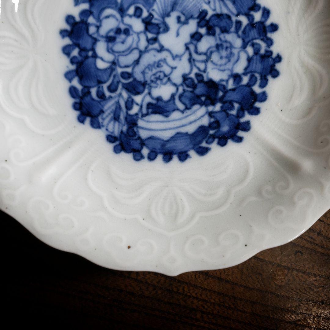 皿 白磁 古伊万里 獅子文様 染付 陽刻縁 牡丹 唐草 銘 明治 大正 イ号