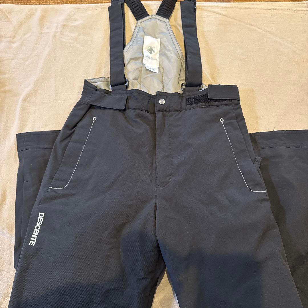 美品　DESCENTE 子ども用スキーウェア 黒140〜150cm デサント（DESCENTE）（キッズ）ジュニア スーツ スキーウェア