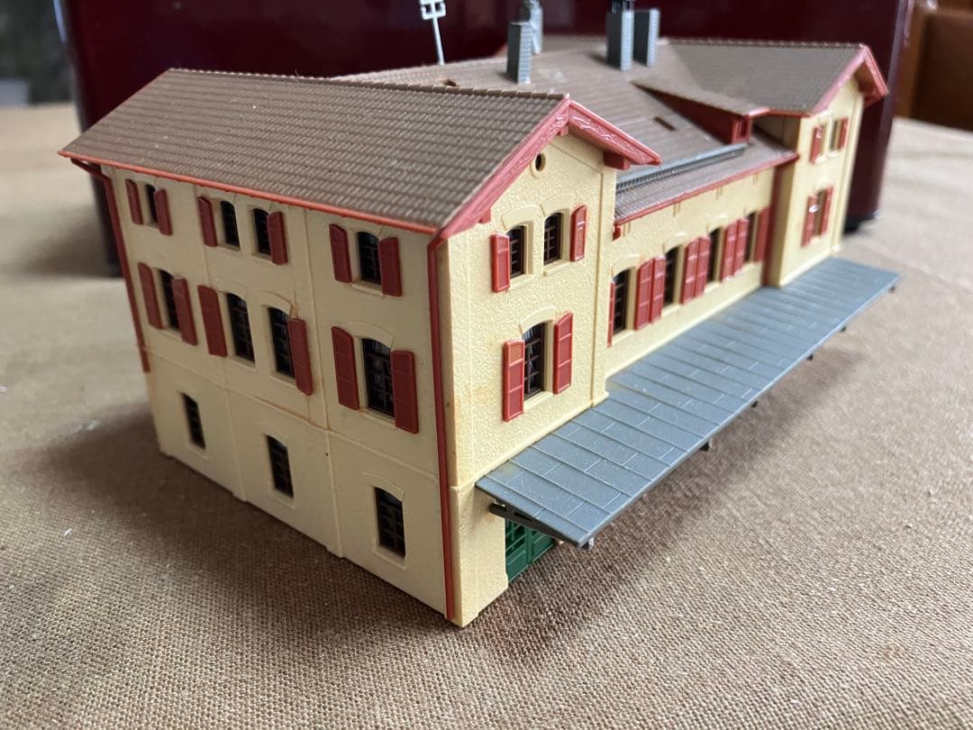 Nゲージ 鉄道模型 クリーム色と赤