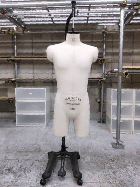 MODELIA メンズホワイトマネキン キャスター付き 軒先渡し】 ストア・エキスプレス 軽量ABS製紳士腕付きトルソー