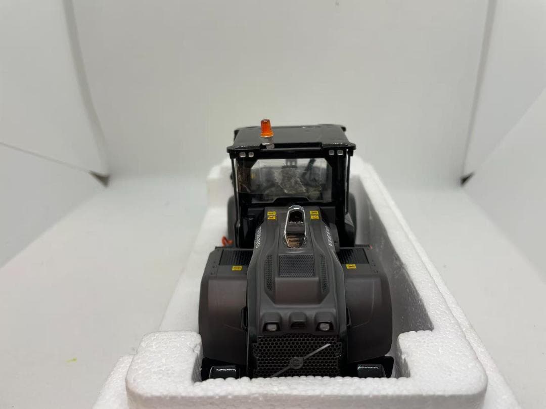 13R-012 AT 1/32 ボルボ L60H Black Edition