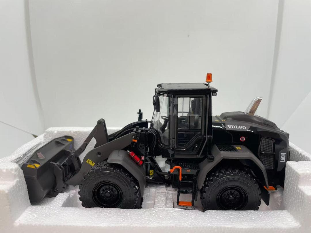 13R-012 AT 1/32 ボルボ L60H Black Edition