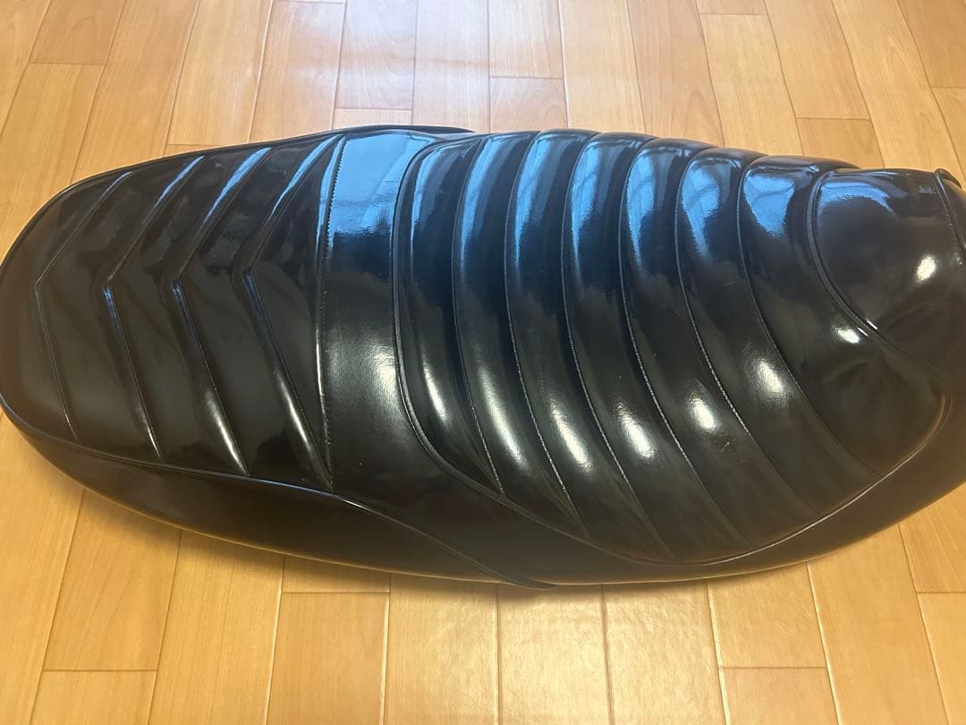 佐々木 大祐様専用 シグナス4型バイクシート 黒 ストライプデザイン