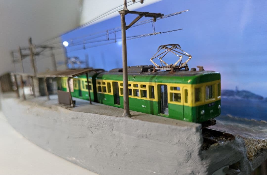 Ｎゲージ・ジオラマ展示台「江ノ電・鎌倉高校前駅とスラムダンク踏切」※車両付き