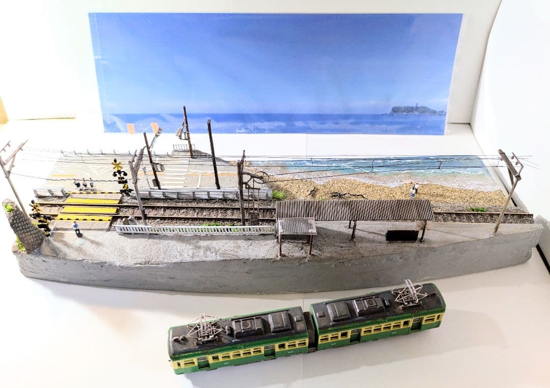 Ｎゲージ・ジオラマ展示台「江ノ電・鎌倉高校前駅とスラムダンク踏切」※車両付き