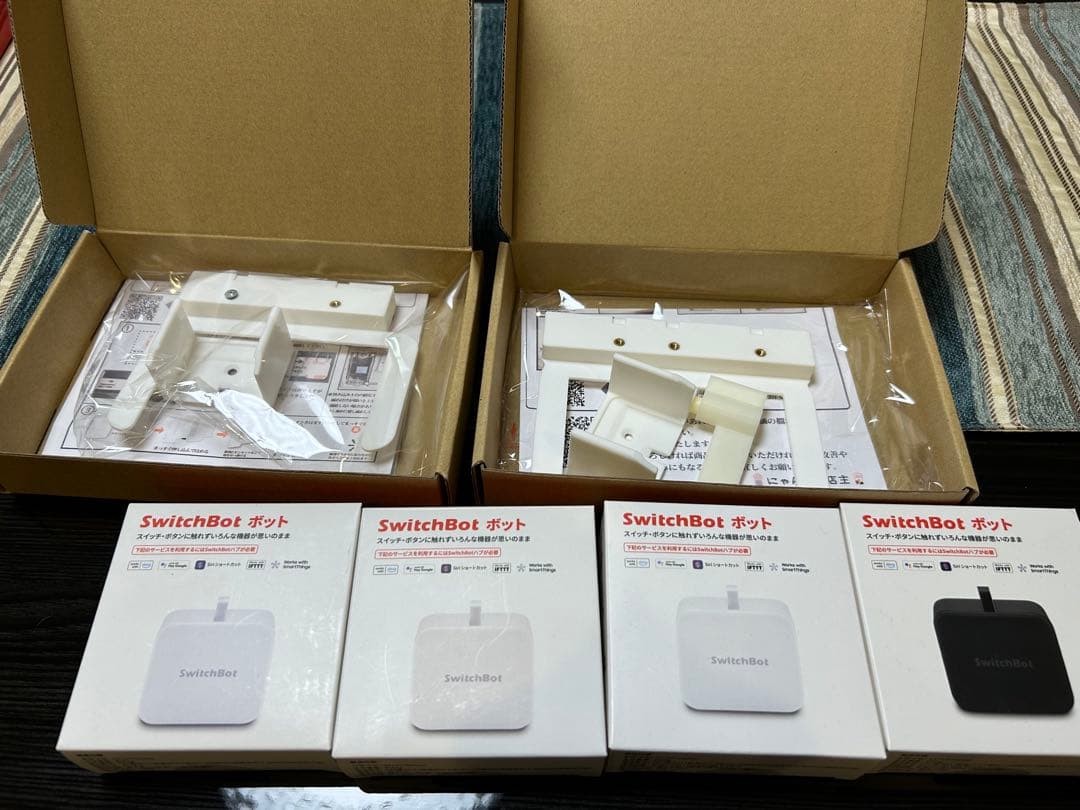 SwitchBot ポット4個セット ホワイト ブラック新品未使用取付セット付き スイッチボット SwitchBot ボット ホワイト ブラック SWITCHBOT-W-GH