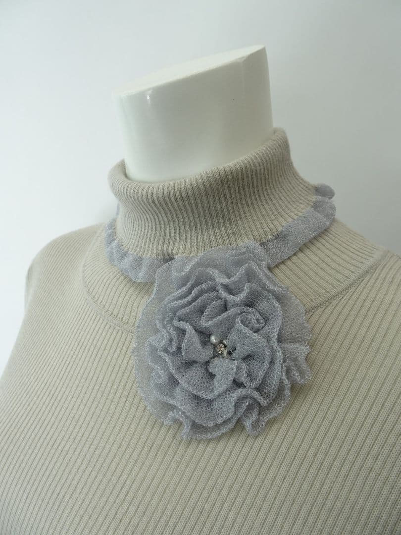 新品】スーパービューティーコサージュ付衿袖先フリルタートルネック