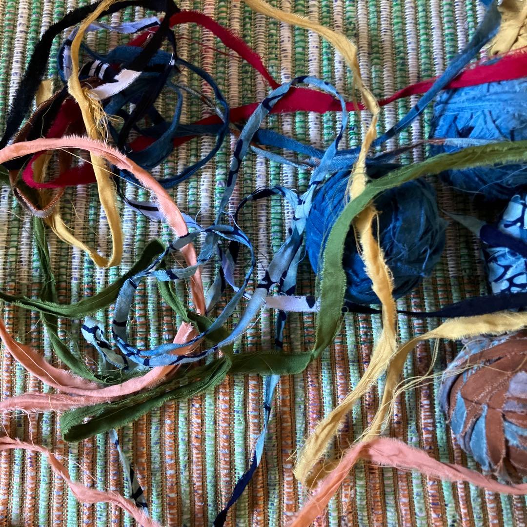 やえちゃん様お纏め藍染め 裂き布糸玉 - メルカリ