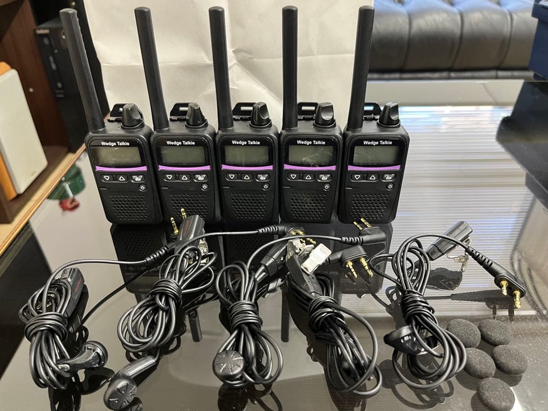 特定小電力トランシーバー ウェッジトーキー5台セット　イヤホン付属　送料無料 Amazon | ウェッジトーキー WED-NO-001 特定小電力トランシーバー 2台