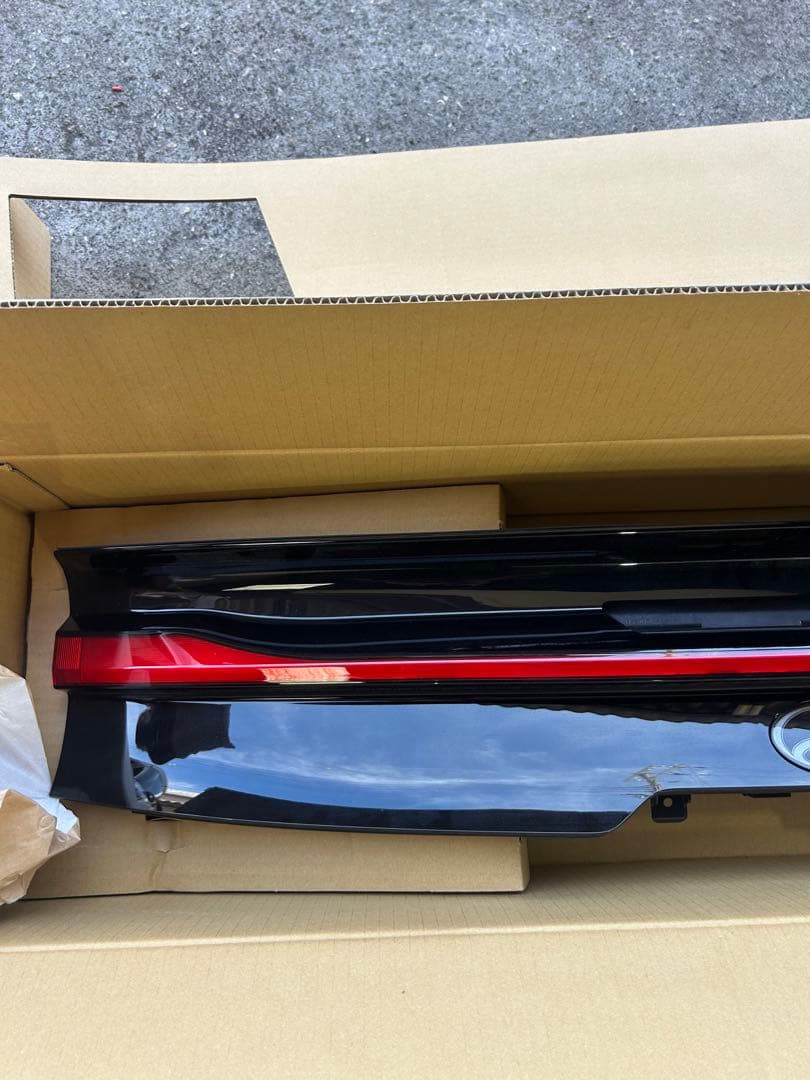 トヨタ プリウス60 テールゲートガーニッシュ 黒/赤 テールランプ