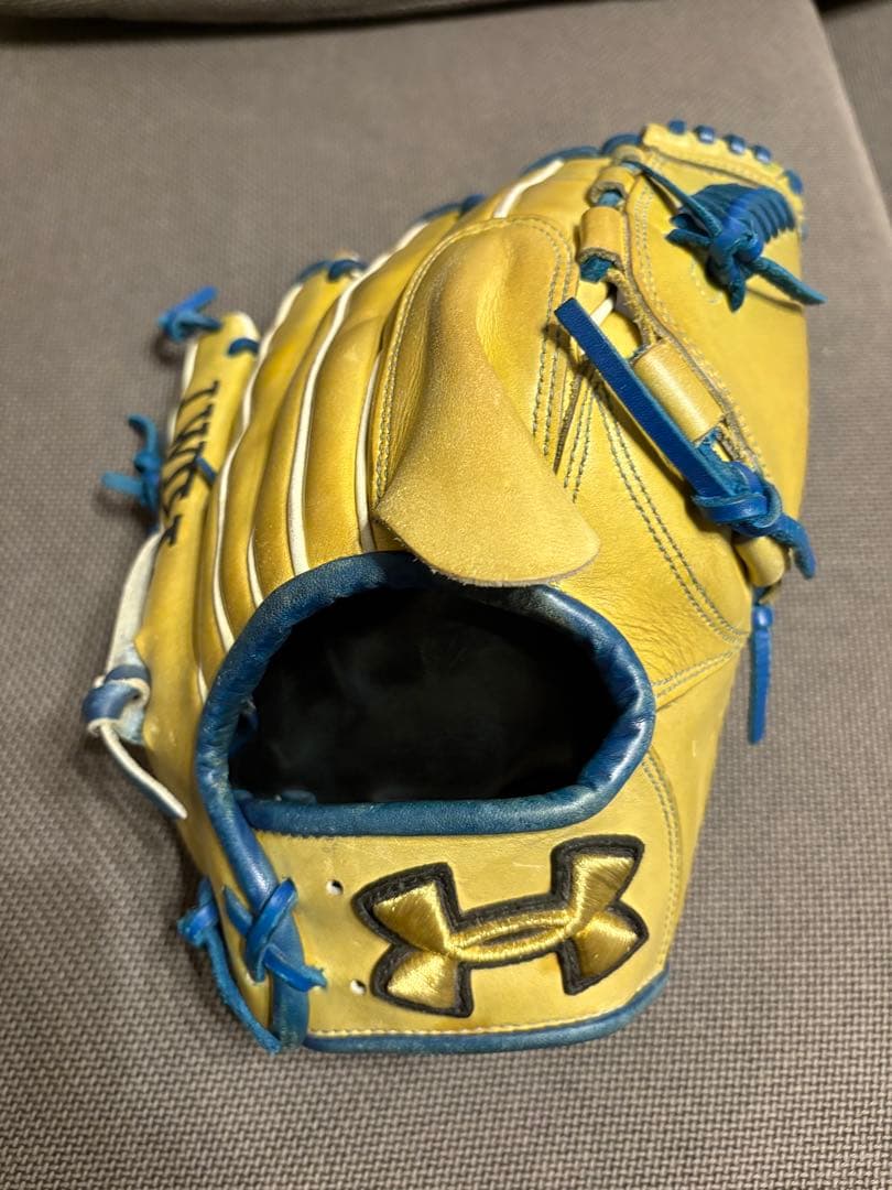 ぽ*松様 アンダーアーマー　軟式グローブ投手用　イエロー/ブルー 真のプロスペック アンダーアーマーから軟式グラブが初登場、2015年12