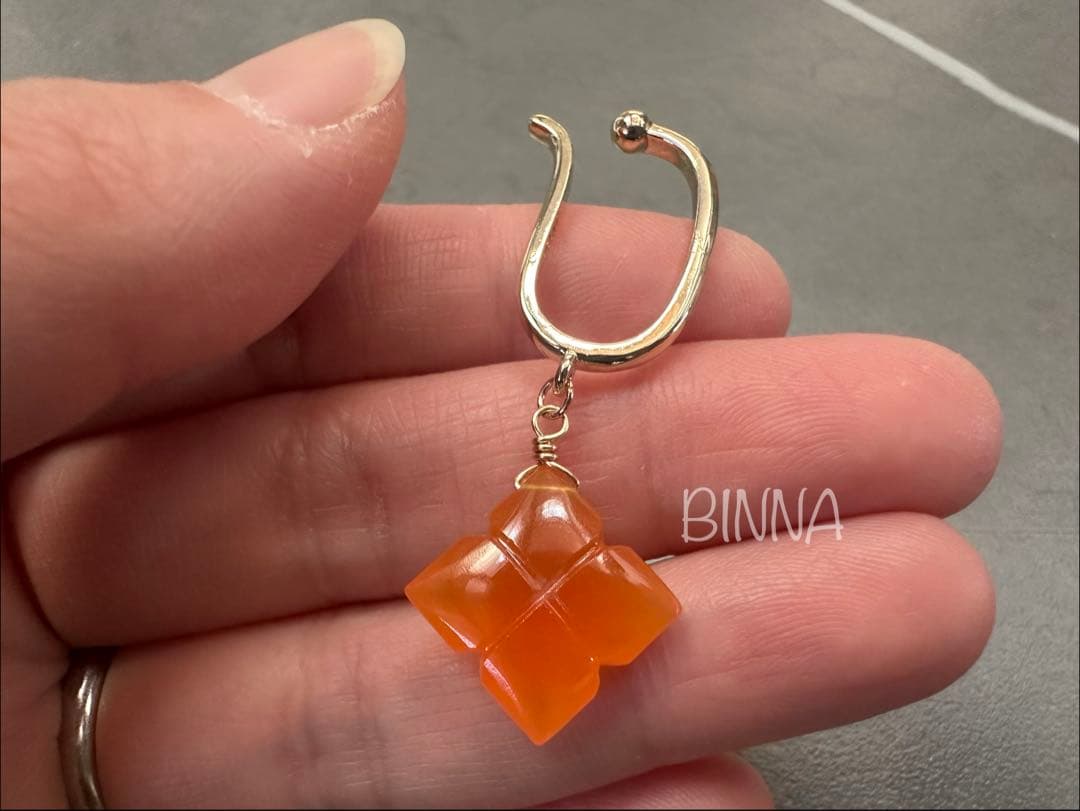 ✴︎14kgf✴︎ カーネリアン ミニフラワーカービング イヤーカフ