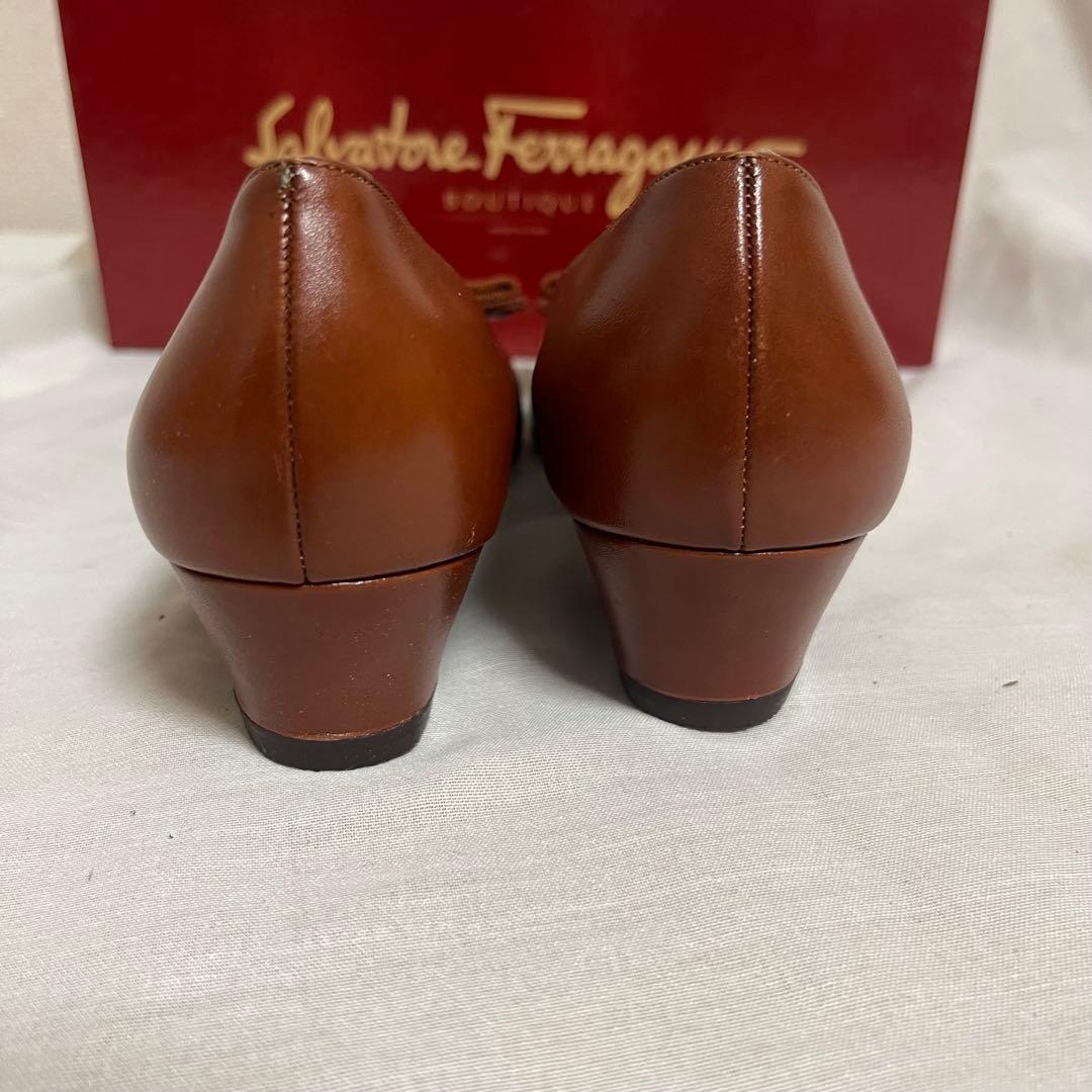 フェラガモ　超美品　ブラウン パンプス 6.5Ｂ　幅狭　ヴァラリボン