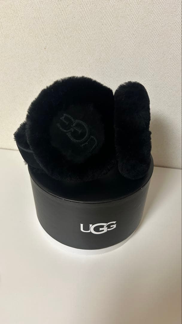 UGG シープスキンイヤーマフ ブラック - メルカリ