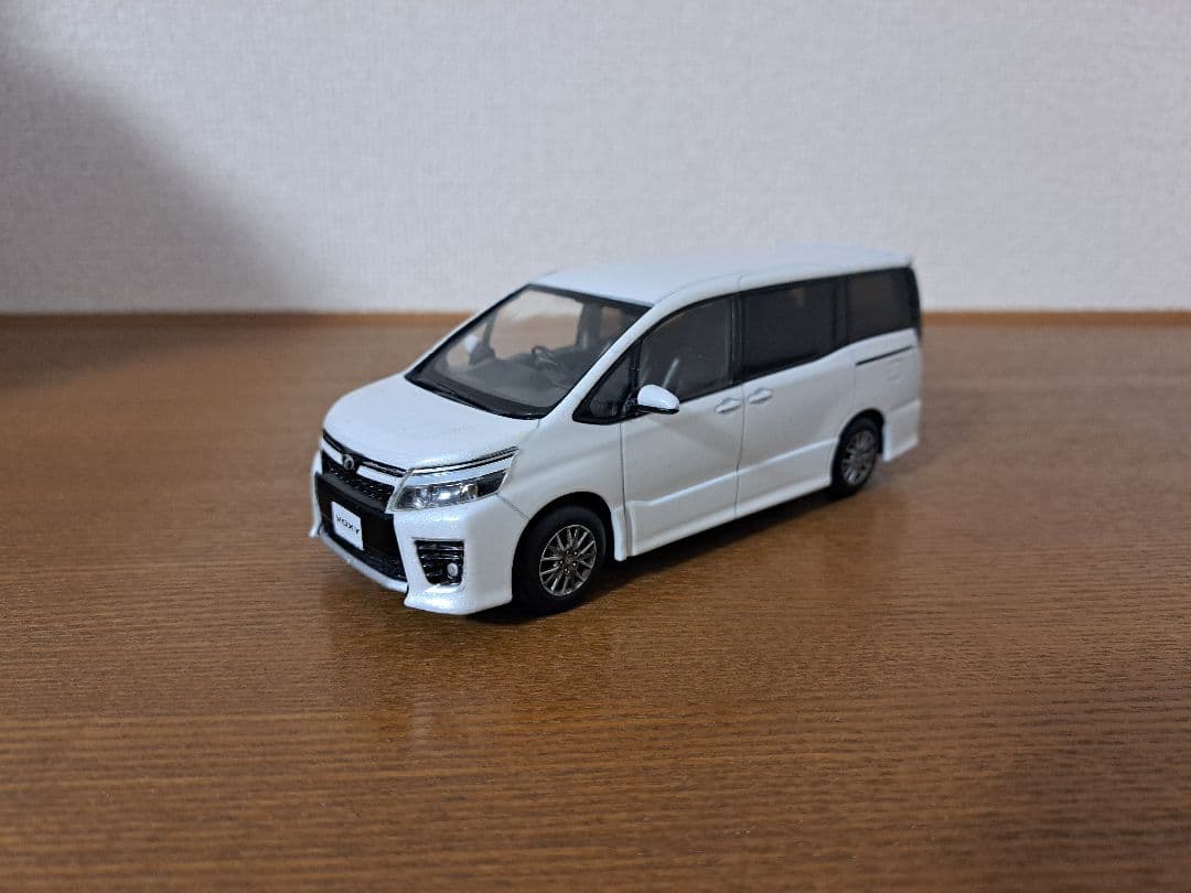 ヴォクシー　カラー　サンプル　ミニカー　ホワイト　070 匿名取引・送料無料 非売品 1/30 VOXY ヴォクシー カラーサンプル
