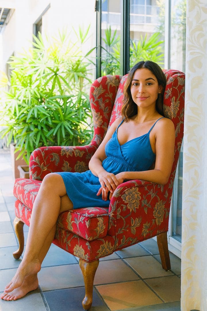 赤い花柄のクラシカルなウィングバックチェア。存在感がありインテリア