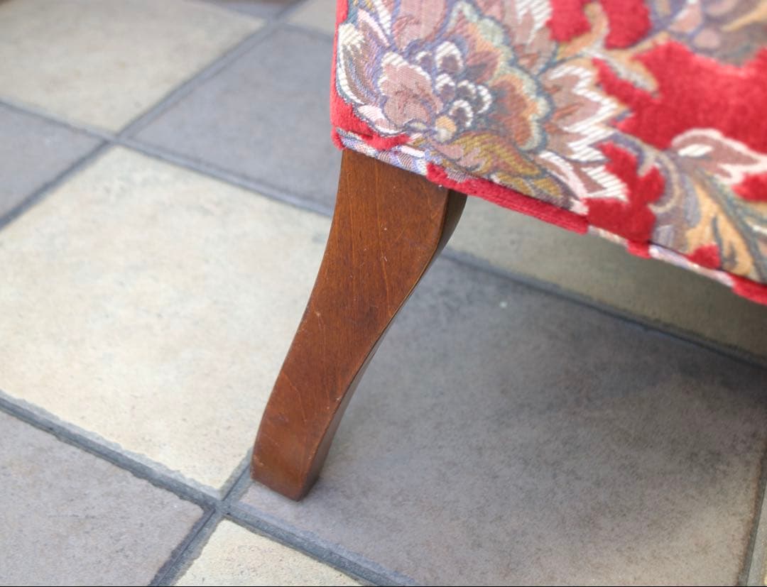 赤い花柄のクラシカルなウィングバックチェア。存在感がありインテリア