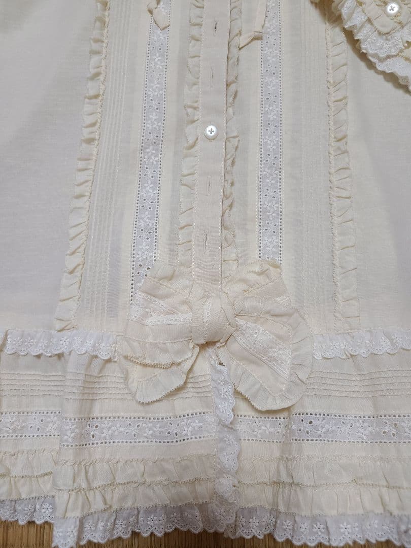 美品 ピンクハウス 2020 リボンブローチ付きフードブラウス