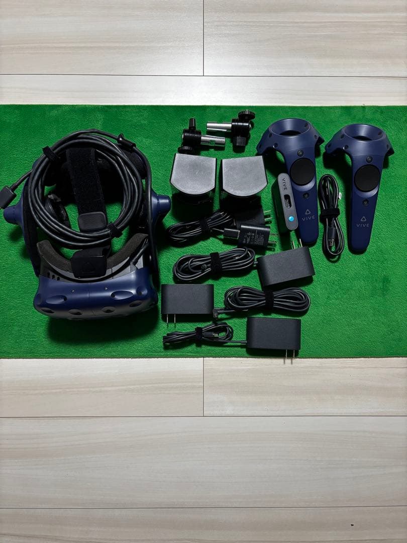 HTC Vive VRヘッドセットとコントローラーセット HTC VIVEは、2つの新しいVRヘッドセットとプロツール専用SUITEで