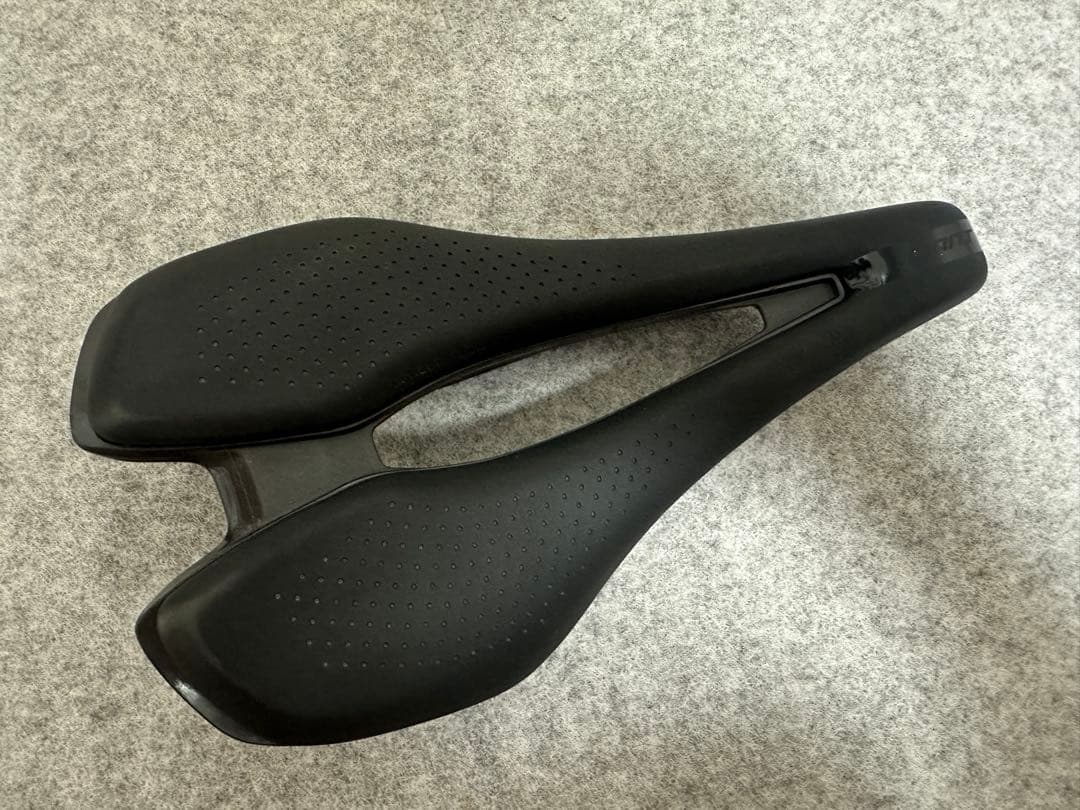 ジャイアント　Fleet SLR カーボン製　サドル Fleet SLR Saddle | Giant Bicycles Japan 日本