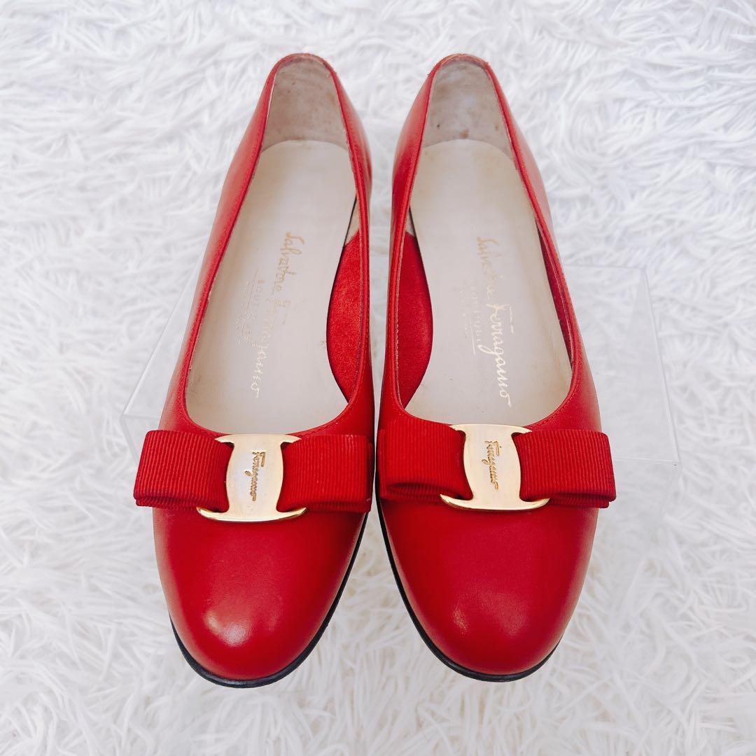 フェラガモ　パンプス　ヴァラ　リボン　ゴールド金具　赤　7.5C 24.5