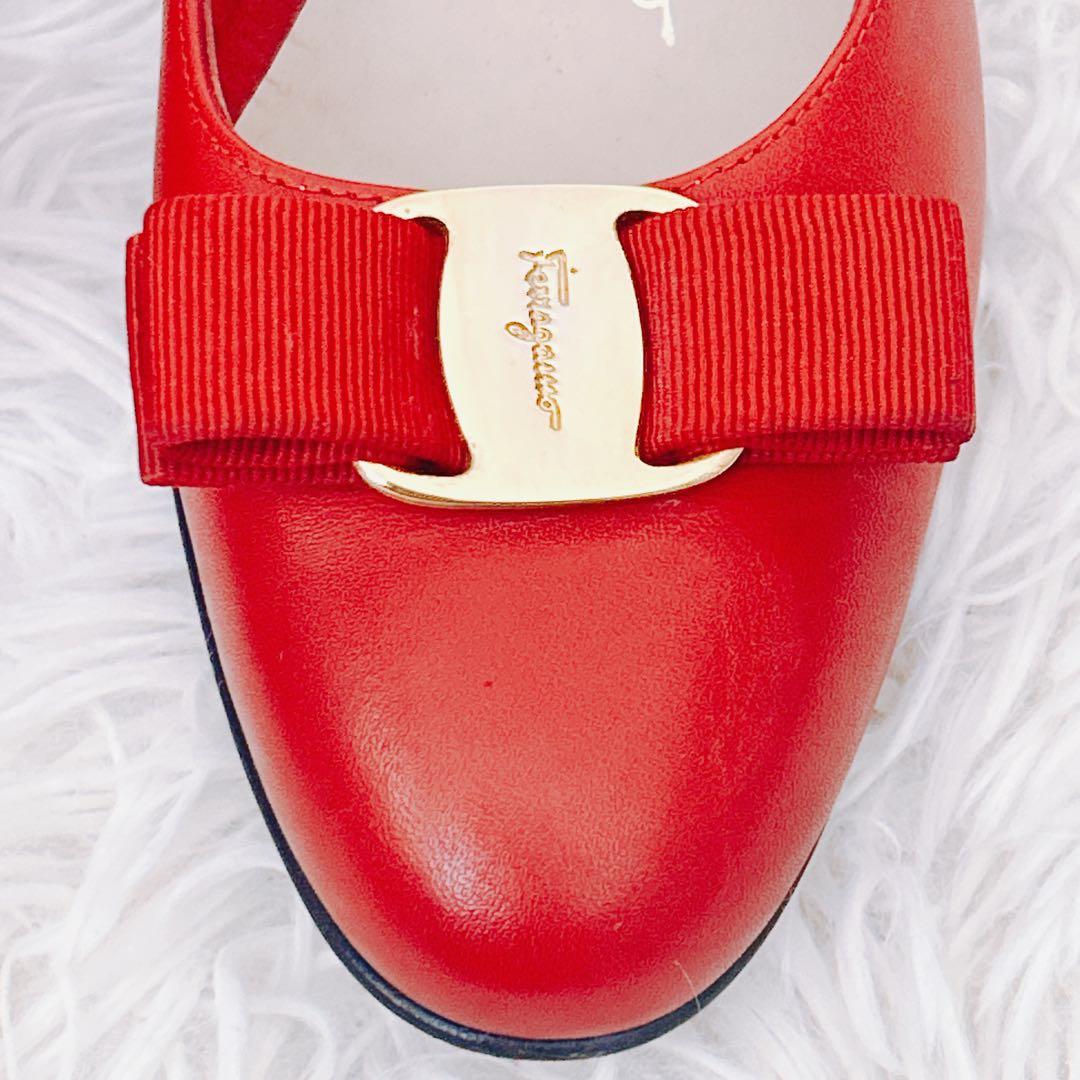 フェラガモ　パンプス　ヴァラ　リボン　ゴールド金具　赤　7.5C 24.5