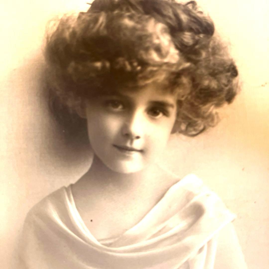 フランスアンティークポストカード アップスタイルのエレンちゃん