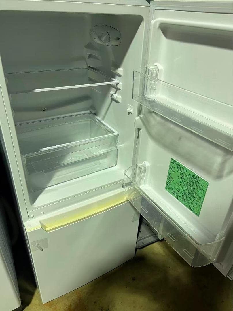 ホワイト冷蔵庫 上段冷蔵室 下段冷凍室 ホワイトの冷蔵庫、上段冷蔵室