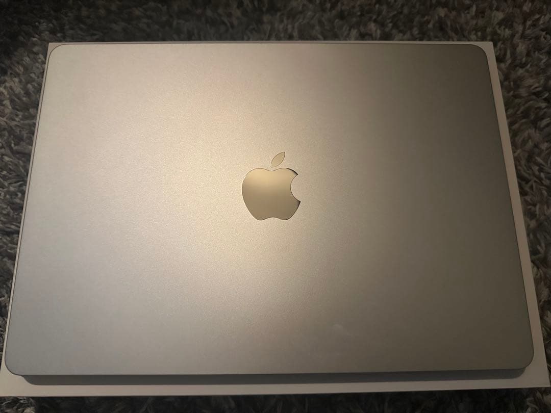 【保証期間内】M2 MacBook Air シルバー 13インチMacBook Air [整備済製品] 8コアCPUと8コアGPUを搭載したApple