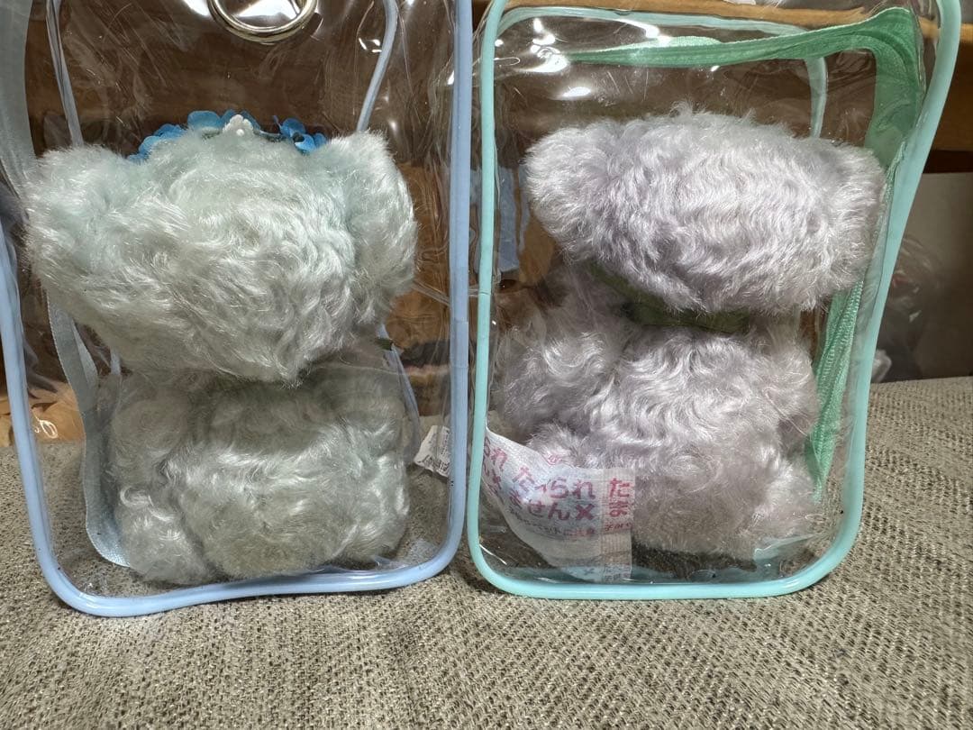 水色のくまのぬいぐるみ 青い花の冠